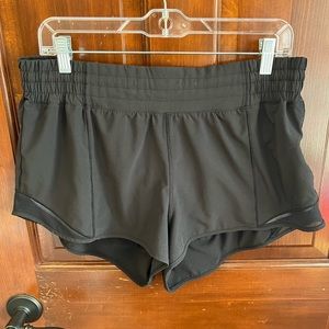 Lululemon high rise hottie hot shorts 2.5 inch